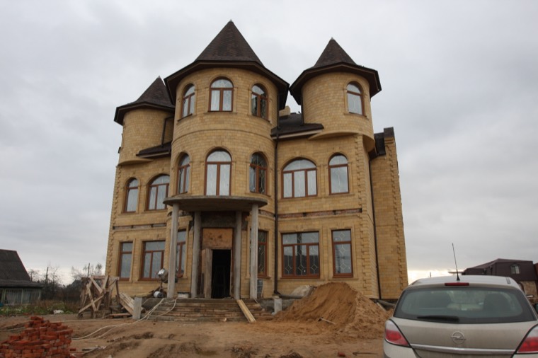 Дом из дагестанского камня — Кровля·гибкая черепица